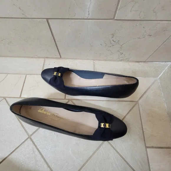 Salvatore Ferragamo Boutique Vara Bow Bow Chunchy Heels.