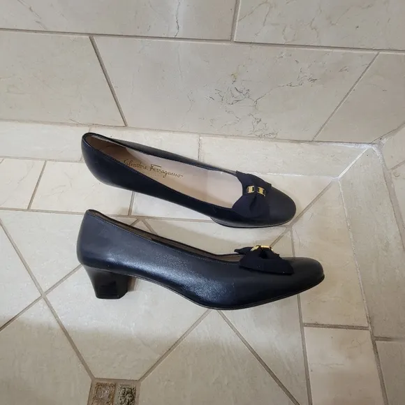 Salvatore Ferragamo Boutique Vara Bow Bow Chunchy Heels.