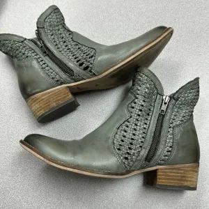 Seychelles green leather ankle western style boots size 8