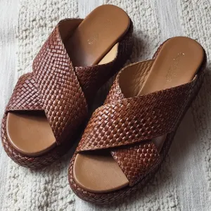 Seyshelles Leather Brown Woven Slide SOFT Sandals. Size 8,5