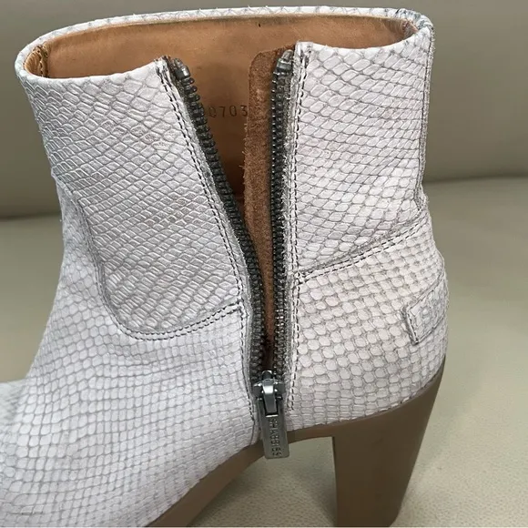 Shabbies Amsterdam Beige Snakeskin Western Slanted Heel Ankle Boot Size 38/7.5
