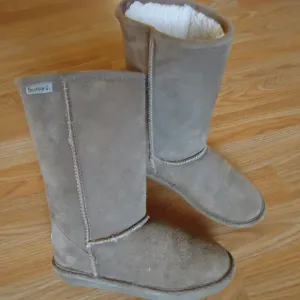 SIZE 2 youth. BEARPAW EMMA suede boots.