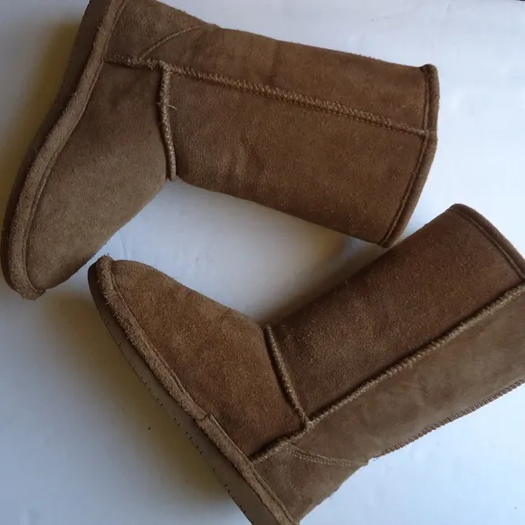SIZE 2 youth. BEARPAW EMMA suede boots.
