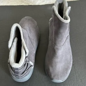 SkECHERS  GOGA MAX   ANKLE BOOTS SIZE 9  NEW