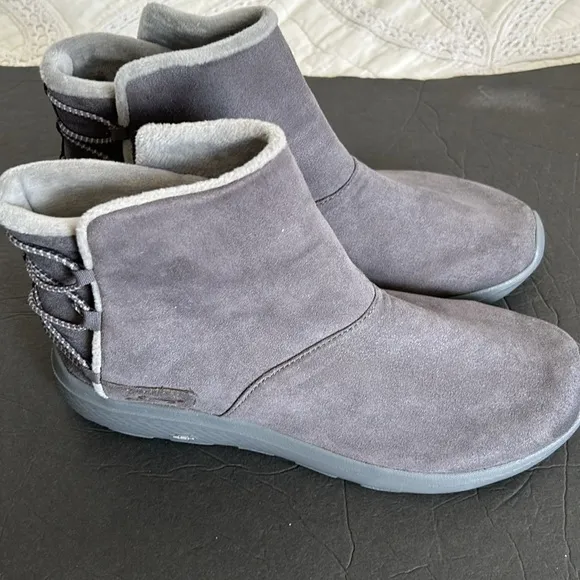 SkECHERS  GOGA MAX   ANKLE BOOTS SIZE 9  NEW