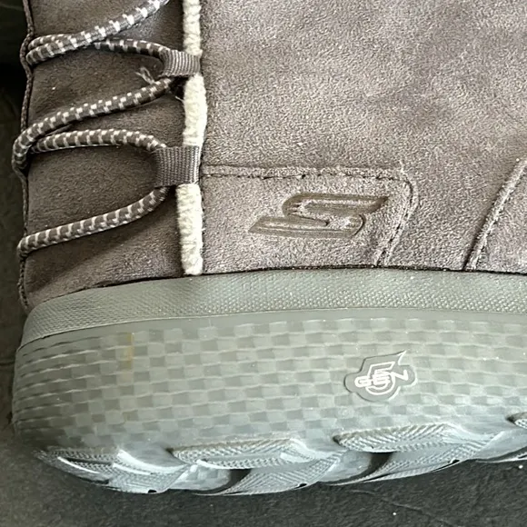 SkECHERS  GOGA MAX   ANKLE BOOTS SIZE 9  NEW