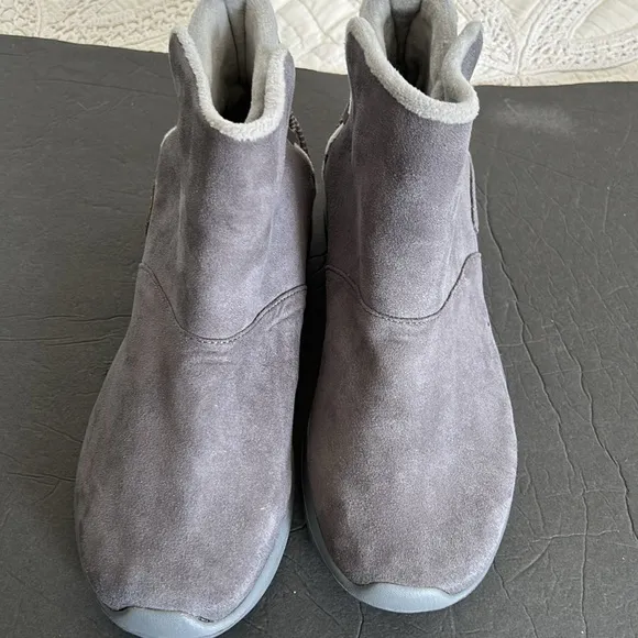 SkECHERS  GOGA MAX   ANKLE BOOTS SIZE 9  NEW