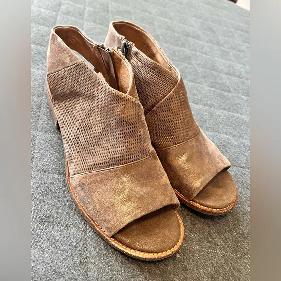 SOFFT Natalia Sz 8.5 Smoke Metallic Embossed Leather Ankle Zip Sandals Orig $160