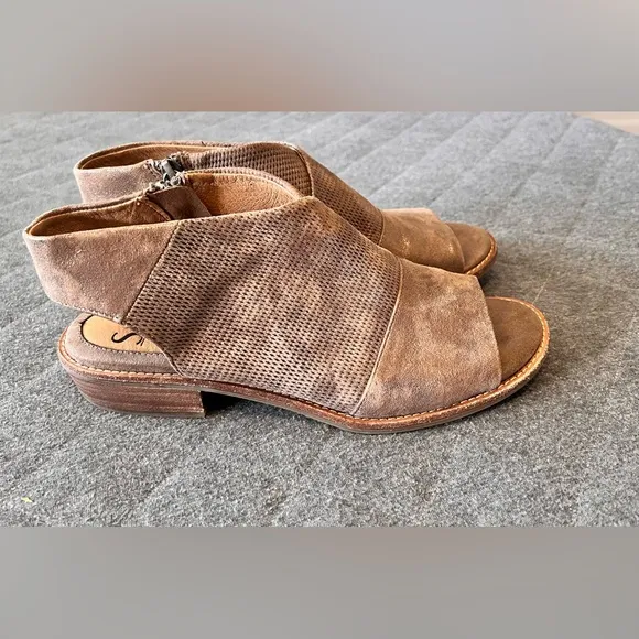SOFFT Natalia Sz 8.5 Smoke Metallic Embossed Leather Ankle Zip Sandals Orig $160