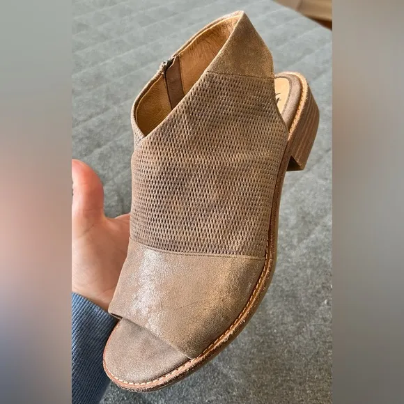SOFFT Natalia Sz 8.5 Smoke Metallic Embossed Leather Ankle Zip Sandals Orig $160