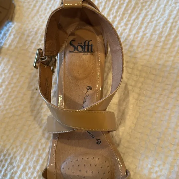 Sofft nude patent sandals