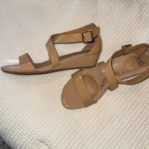 Sofft nude patent sandals