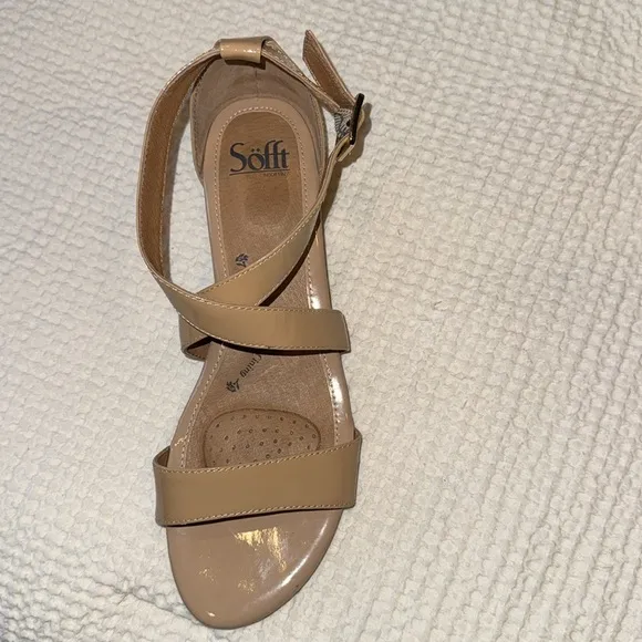Sofft nude patent sandals