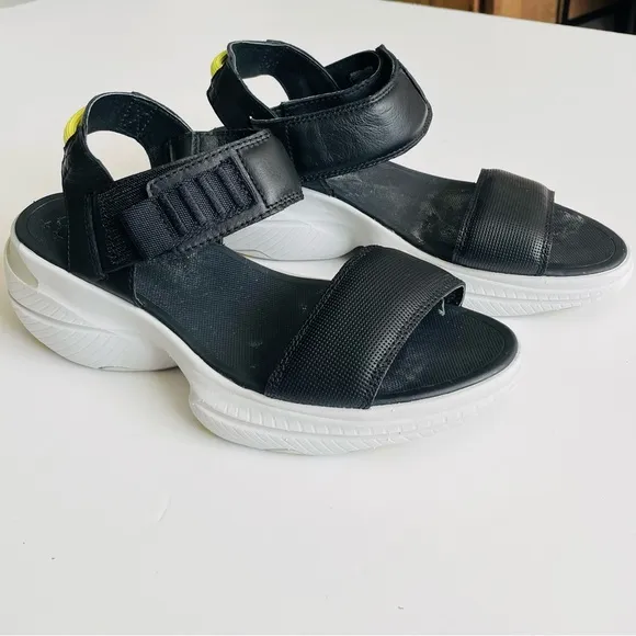 Sorel SIZE 7 Explorer Blitz Stride Sandals in black