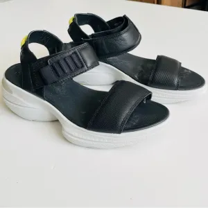 Sorel SIZE 7 Explorer Blitz Stride Sandals in black