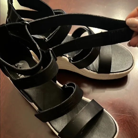 Sorel Women's Cameron Multi StrapWedge Sandal color black size 8