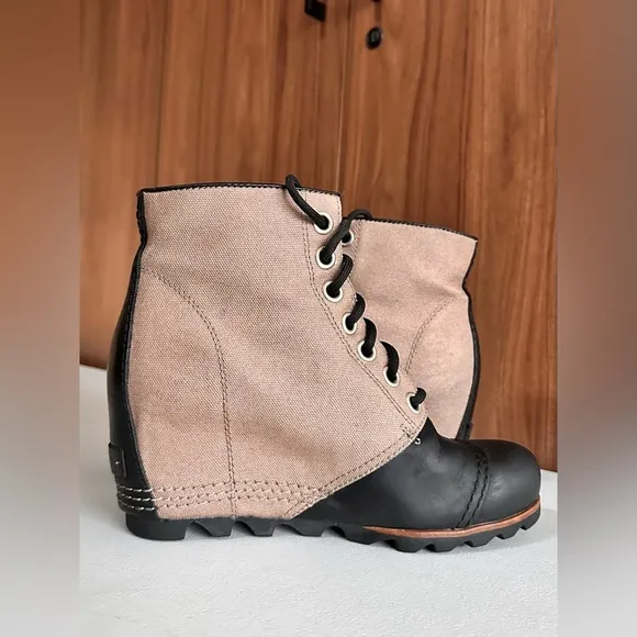Sorel Women’s PDX Wedge Lace Up Boots Black and Tan Size 8.5