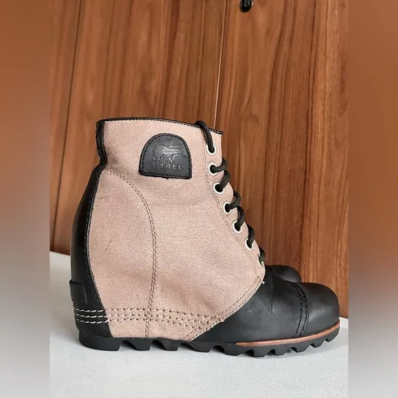 Sorel Women’s PDX Wedge Lace Up Boots Black and Tan Size 8.5