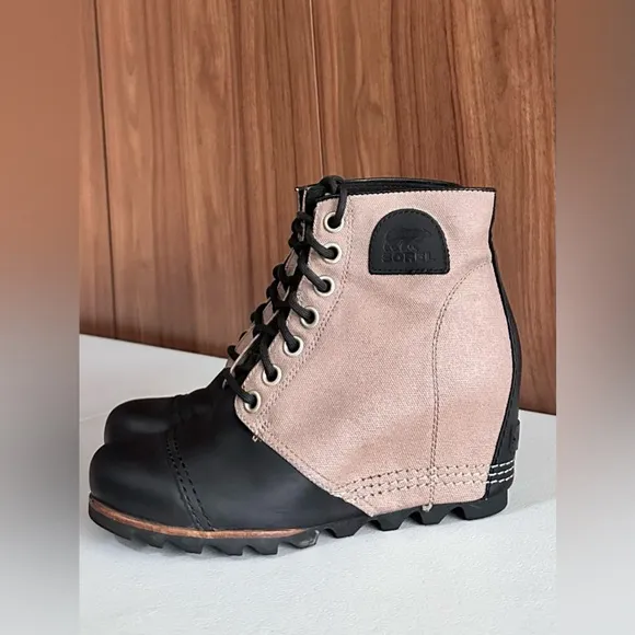Sorel Women’s PDX Wedge Lace Up Boots Black and Tan Size 8.5