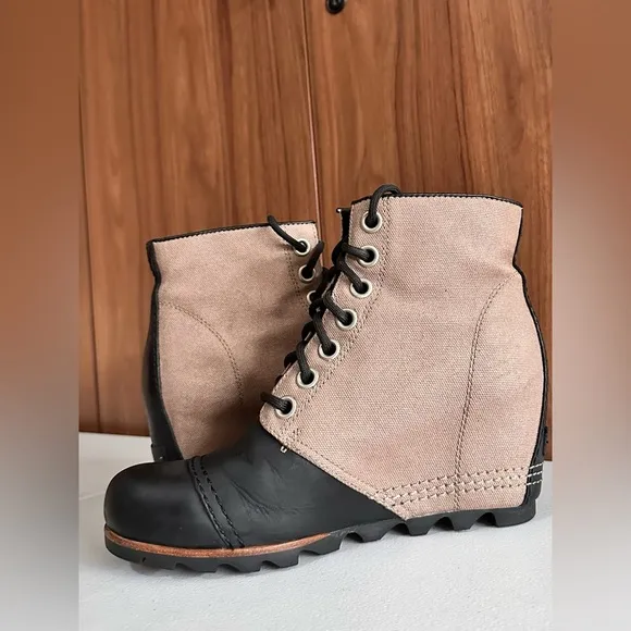 Sorel Women’s PDX Wedge Lace Up Boots Black and Tan Size 8.5