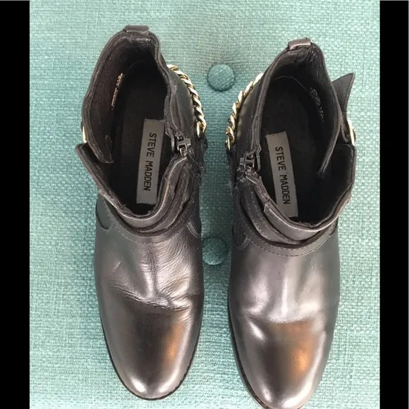 Steve Madden black boots with gold chain 6 1/2