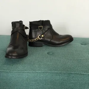 Steve Madden black boots with gold chain 6 1/2