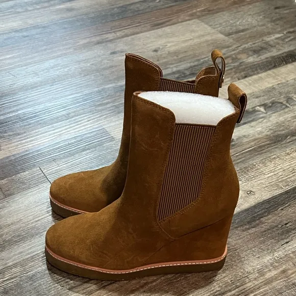 Steve Madden Brown Suede Wedge Boots w/ Rubber Soles (NWOT) Size: 9.5