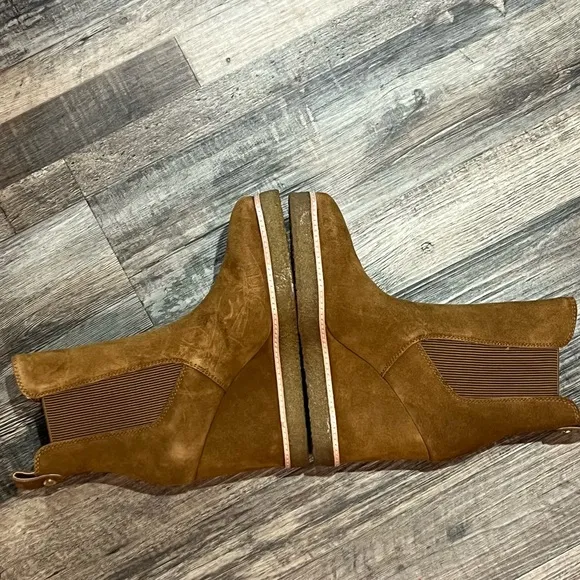 Steve Madden Brown Suede Wedge Boots w/ Rubber Soles (NWOT) Size: 9.5