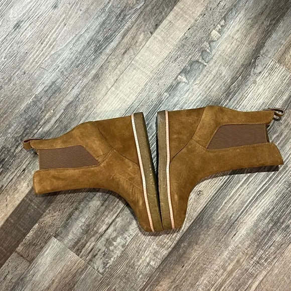 Steve Madden Brown Suede Wedge Boots w/ Rubber Soles (NWOT) Size: 9.5