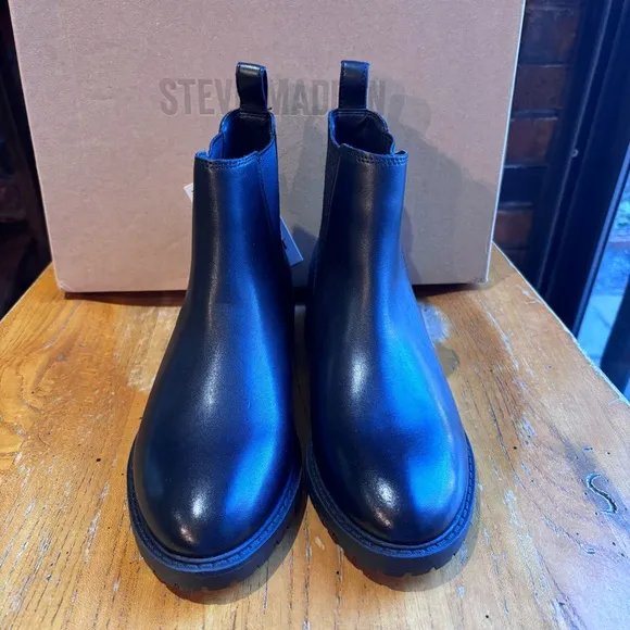 Steve Madden womens Lorali leather slip on Chelsea anklel boots black 6