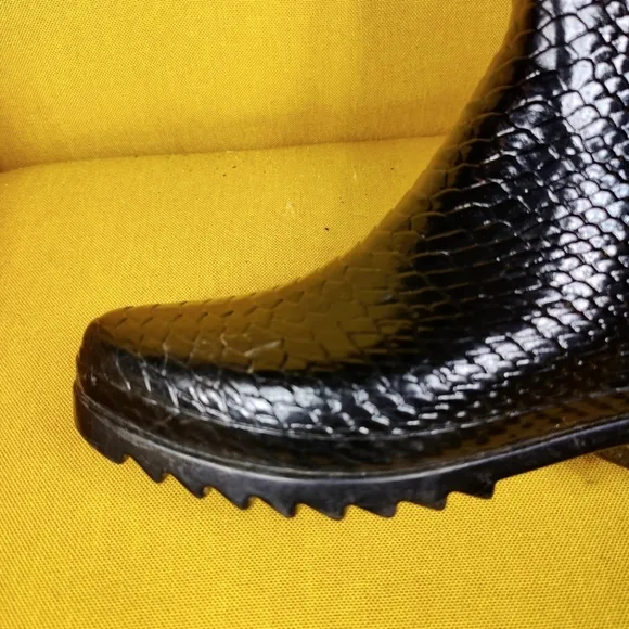 Stuart Weitzman AMAZONIA Snake Textured Tall Designer Rubber Rain Boot Women's 8