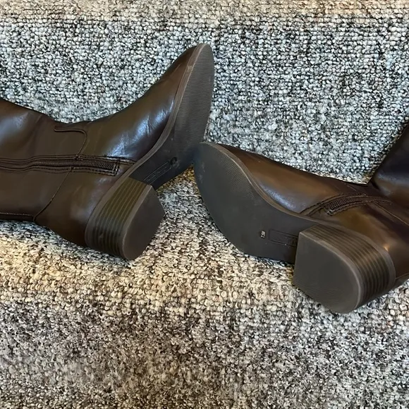 Tall boots Leather Alfani Bexley in excellent used condition. Won just once.7.5