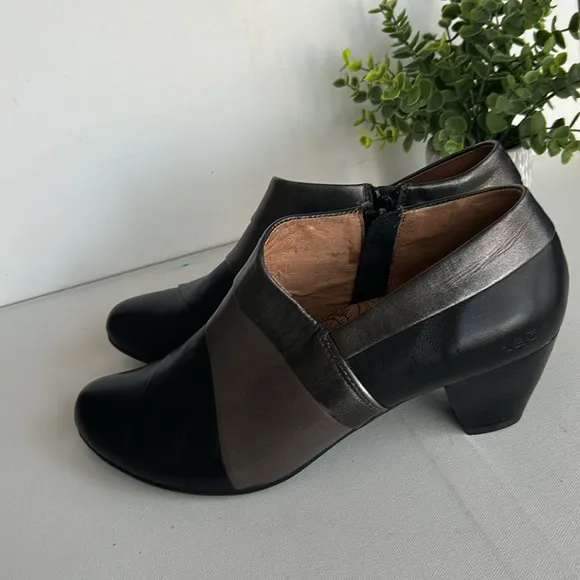 Taos Triumph Women's black/gray/pewter leather zip up ankle boots