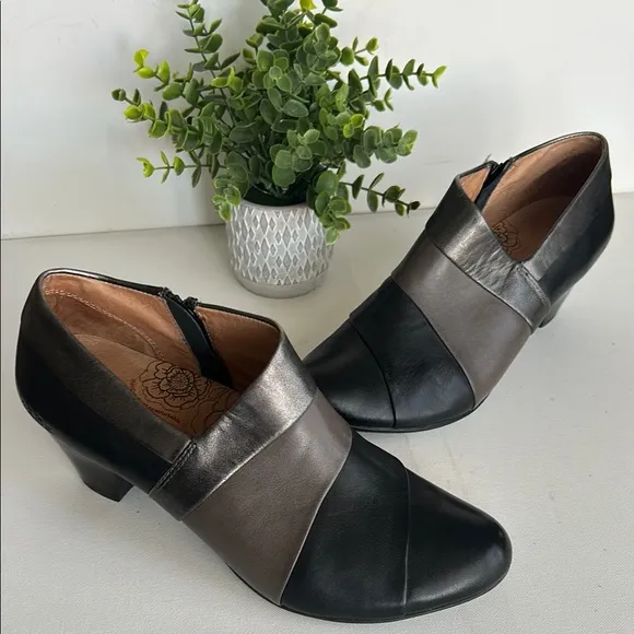 Taos Triumph Women's black/gray/pewter leather zip up ankle boots