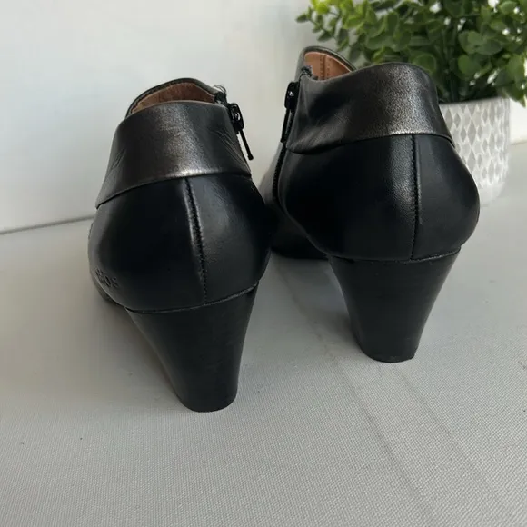 Taos Triumph Women's black/gray/pewter leather zip up ankle boots