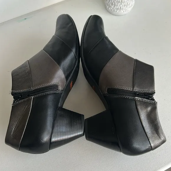 Taos Triumph Women's black/gray/pewter leather zip up ankle boots