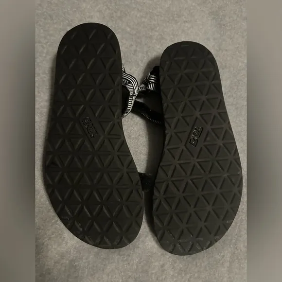 Teva Original women’s Black and White Sandals size 9