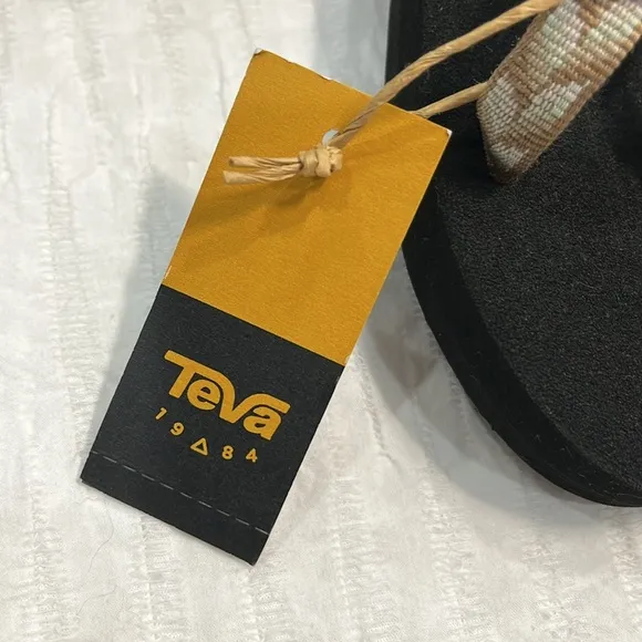TEVA sandals women’s 6 NWT