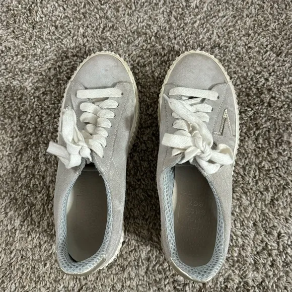 The Shoe Box Platform Tennis Shoes Size 6