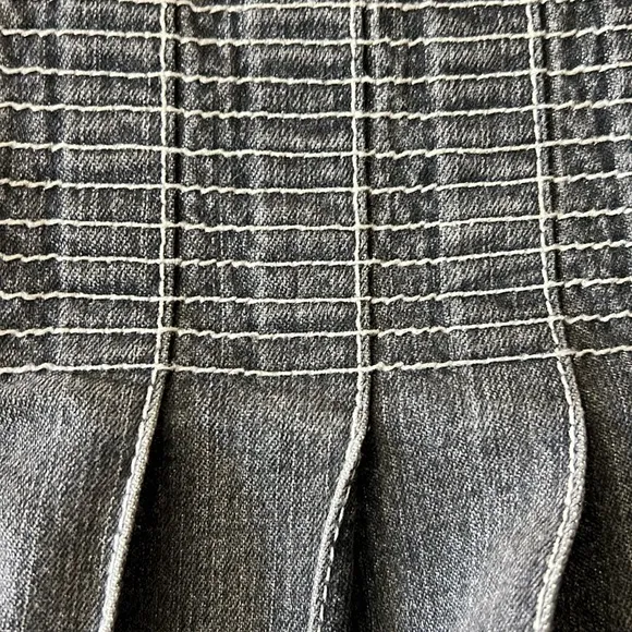 Theory unique grey jean skirt adorable size 4. Mini