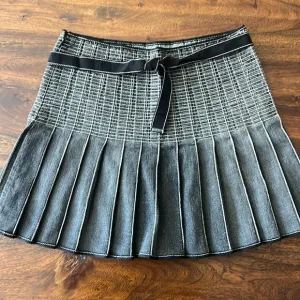 Theory unique grey jean skirt adorable size 4. Mini