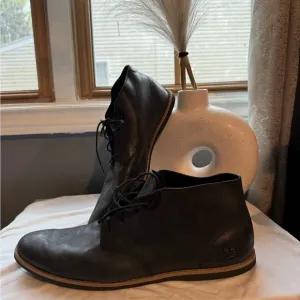 Timberland Black Chukka Boots Sleek Leather Design