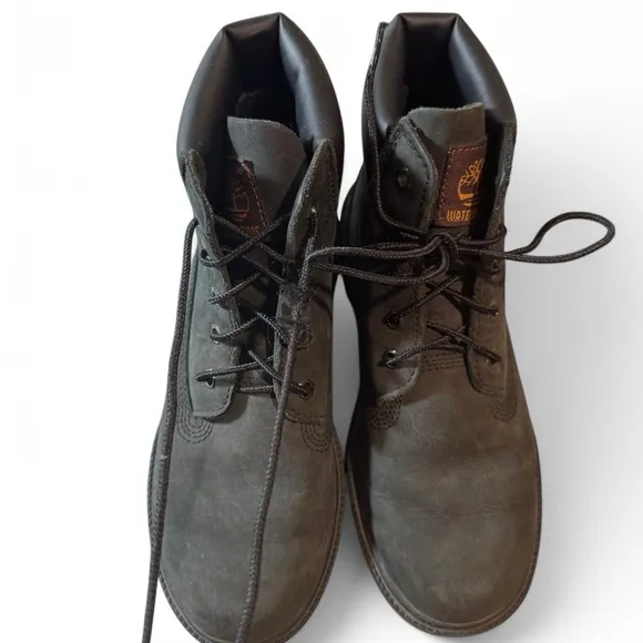Timberland Classic 6 Inch Waterproof Boots | Size 4.5 in juniors OR 6 in women