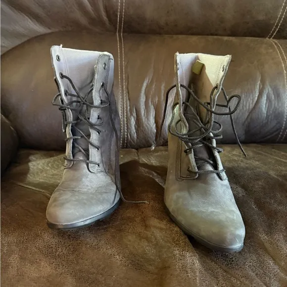 “Timberland Gray Leather Lace-Up Heeled Boots Size 7.5M”