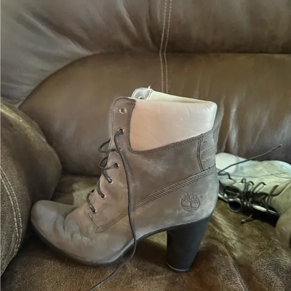 “Timberland Gray Leather Lace-Up Heeled Boots Size 7.5M”