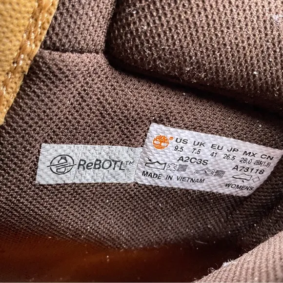 Timberland Tan High-Top Boots. Size 9.5. Never worn.