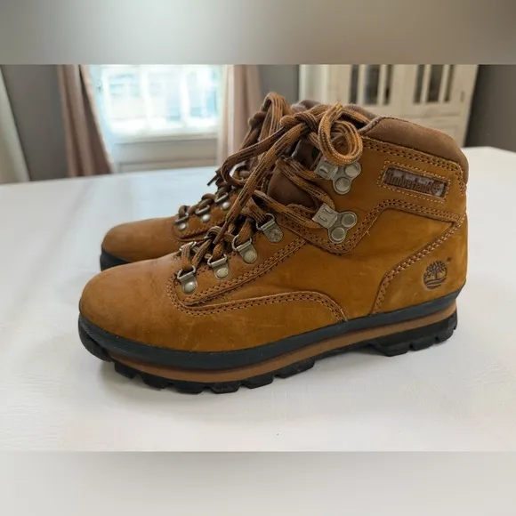 Timberlands women’s 8.5 suede leather brown gently used ankle hiking boots