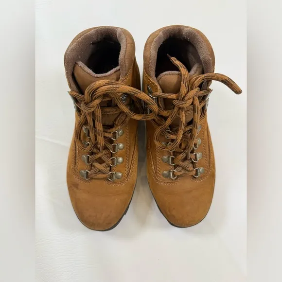 Timberlands women’s 8.5 suede leather brown gently used ankle hiking boots