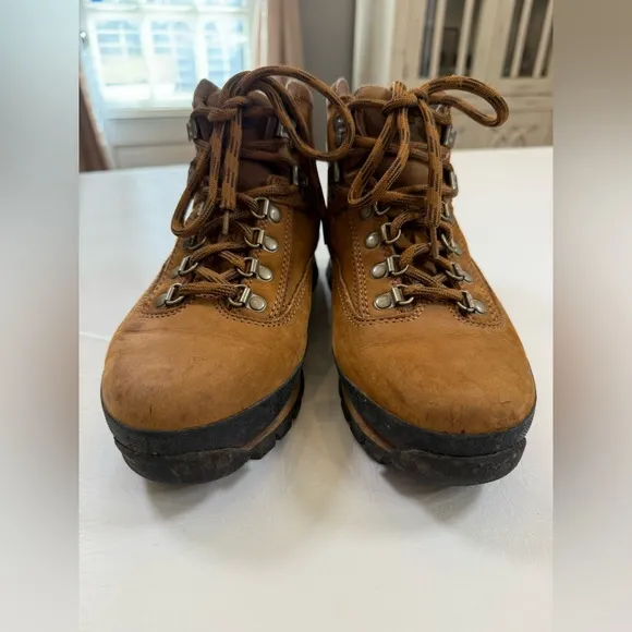Timberlands women’s 8.5 suede leather brown gently used ankle hiking boots