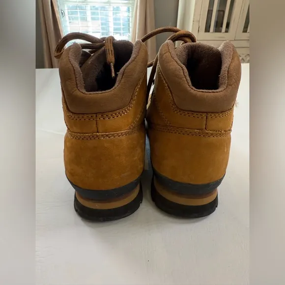 Timberlands women’s 8.5 suede leather brown gently used ankle hiking boots